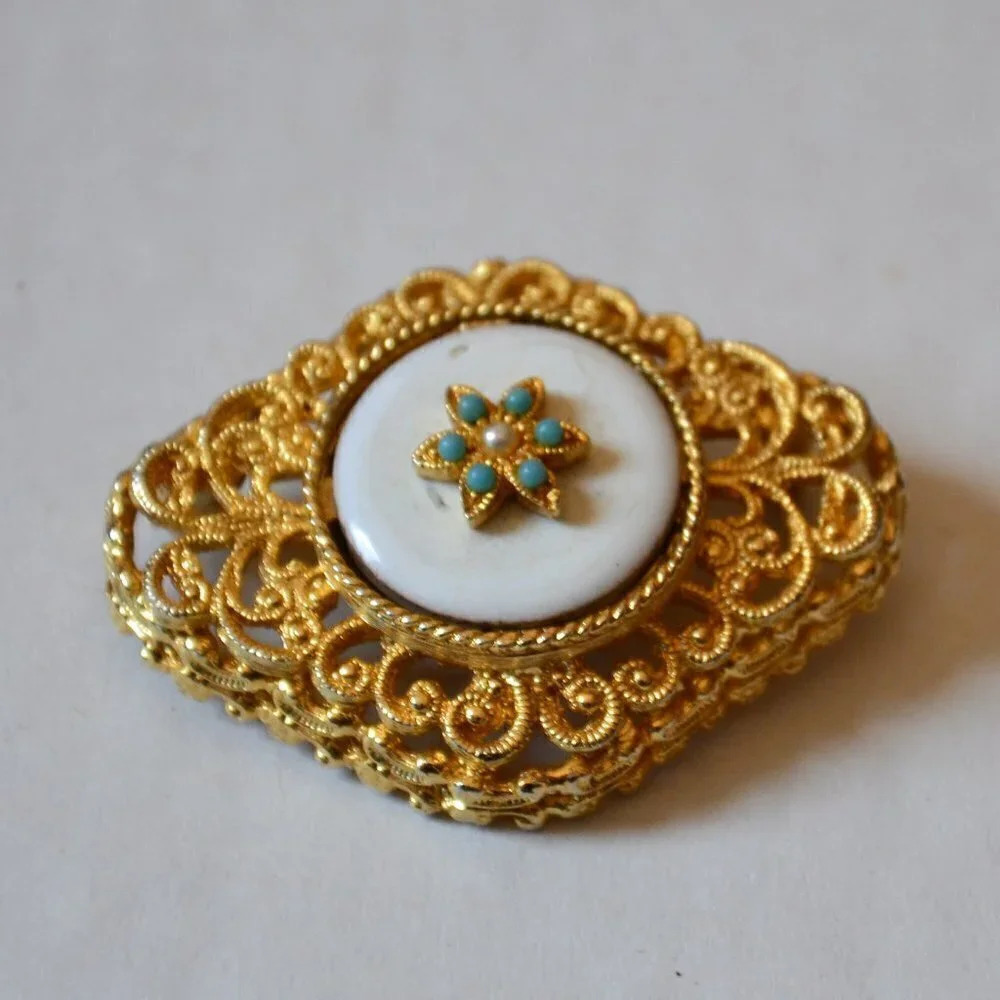 Vtg Brooch with flower design